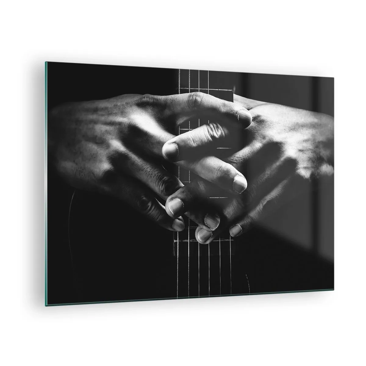 Tablou pe sticlă - Mâini împreunate sprijinite pe gâtul chitarei în alb și negru - 70x50cm - Rugăciunea artistului - Decorațiune modernă pentru perete pentru living și dormitor ARTTOR