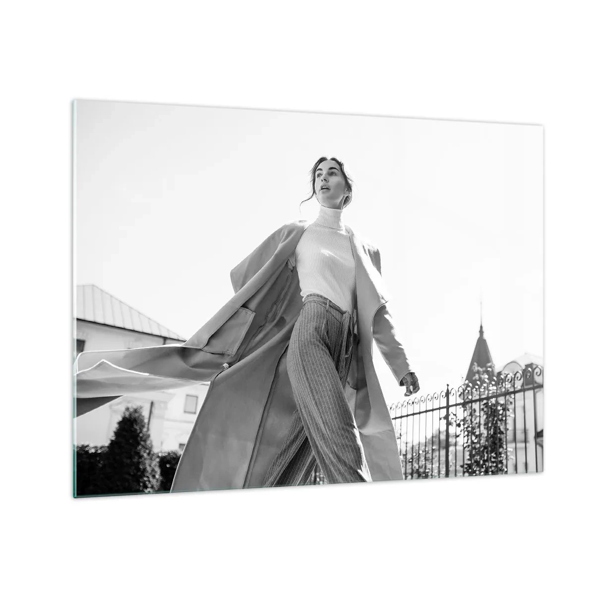 Tablou pe sticlă - O femeie elegantă în mișcare pe fundalul arhitecturii urbane - 70x50cm - Vii cu mine? - Decorațiune modernă pentru perete pentru living și dormitor ARTTOR