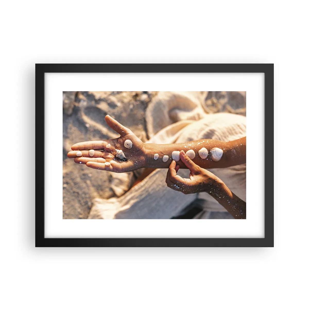 Poster în ramă neagră - Frumusețe la îndemână - 40x30 cm