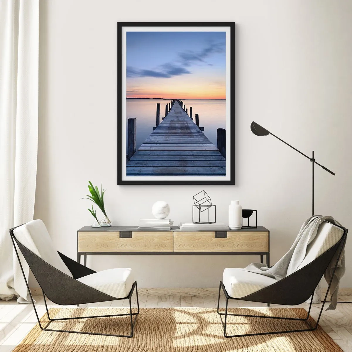 Poster în ramă neagră - Digul de pe malul lacului la apus - 50x70cm - Calmul unui amurg senin - Decorațiune modernă pentru perete pentru living și dormitor ARTTOR