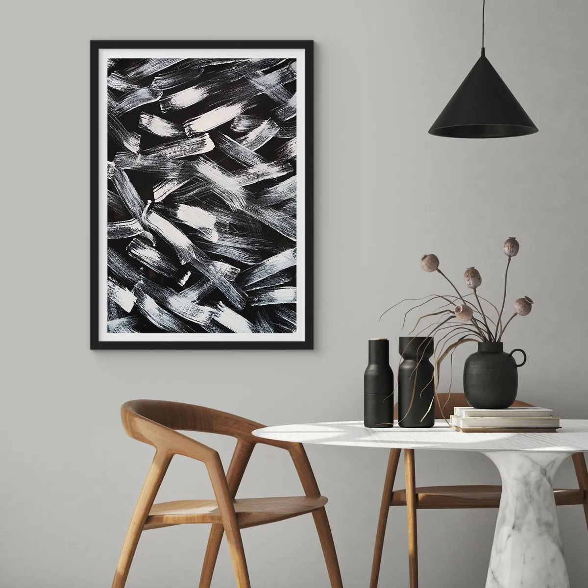 Poster în ramă neagră - Tușe albe abstracte de pensulă pe fundal negru - 50x70cm - Abstracție în spirit industrial - Decorațiune modernă pentru perete pentru living și dormitor ARTTOR