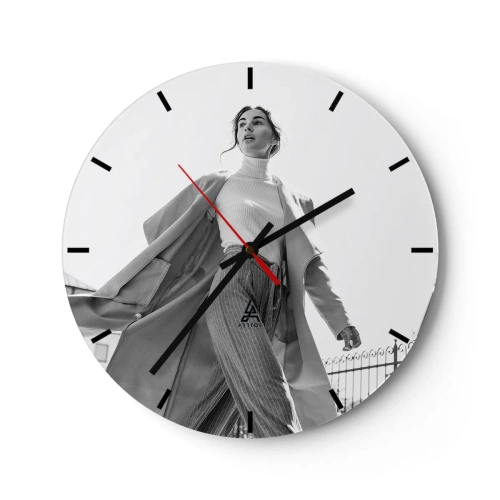 Ceas de perete - Ceas pe sticlă - O femeie elegantă în mișcare pe fundalul arhitecturii urbane - 30x30cm - Vii cu mine? - Decorațiune modernă pentru perete pentru living, bucătărie și dormitor ARTTOR