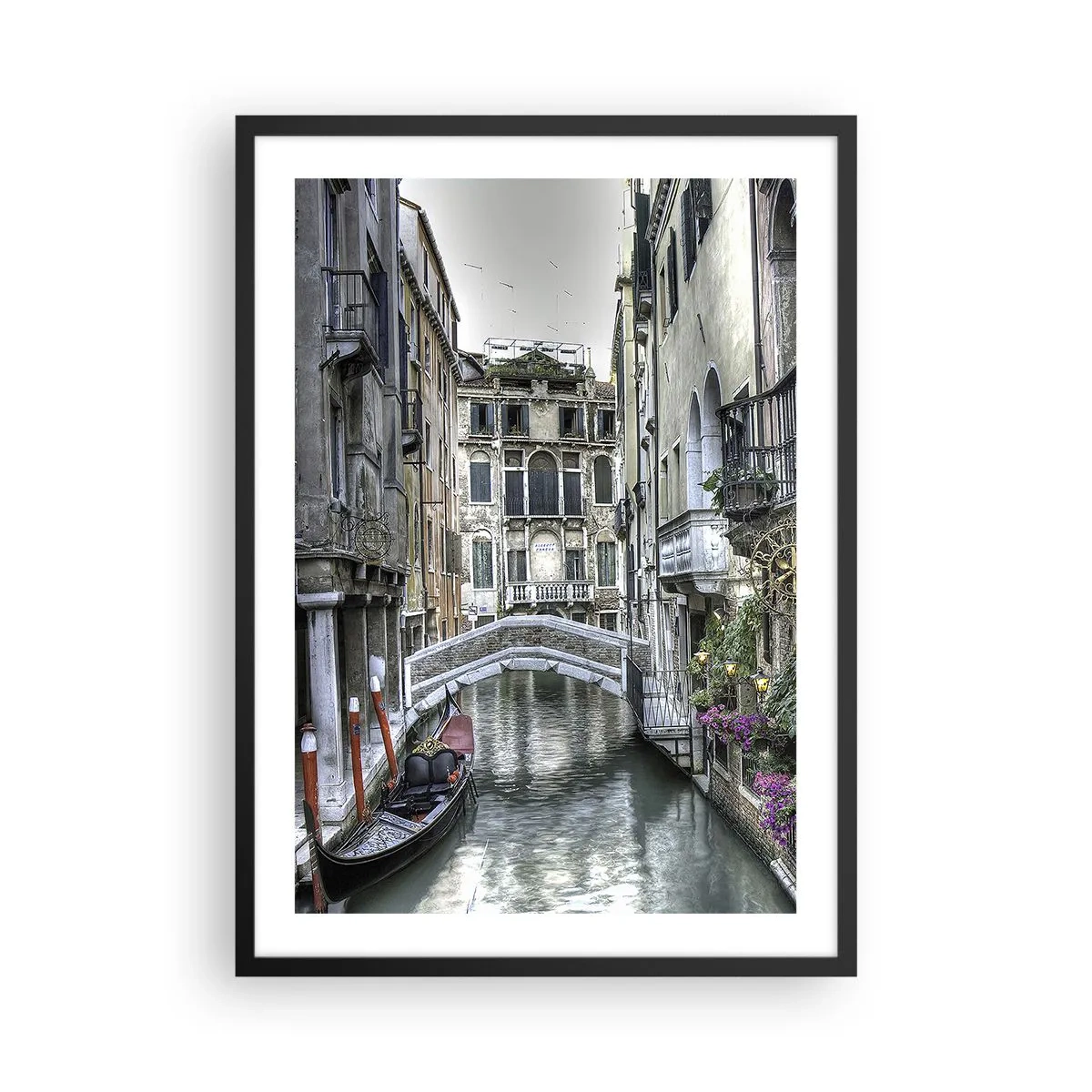 Poster în ramă neagră - Un canal din Veneția cu o gondolă și un pod în fundal - 50x70cm - Timp de secole în reverie tăcută - Decorațiune modernă pentru perete pentru living și dormitor ARTTOR
