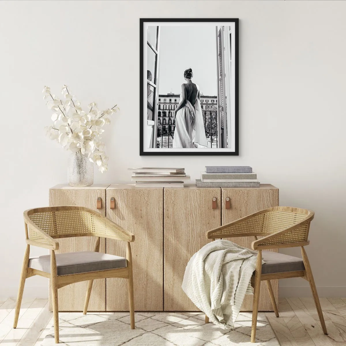 Poster în ramă neagră - O femeie în stofă albă pe un balcon cu vedere la oraș - 50x70cm - Trezirea simțurilor - Decorațiune modernă pentru perete pentru living și dormitor ARTTOR