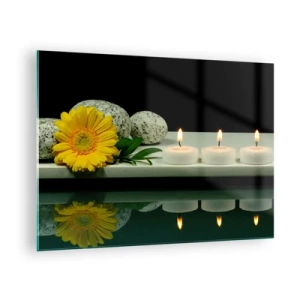 Tablou pe sticlă - Lumânări, pietre și o floare galbenă reflectate în apă - 70x50cm - Calmarea simțurilor - Decorațiune modernă pentru perete pentru living și dormitor ARTTOR