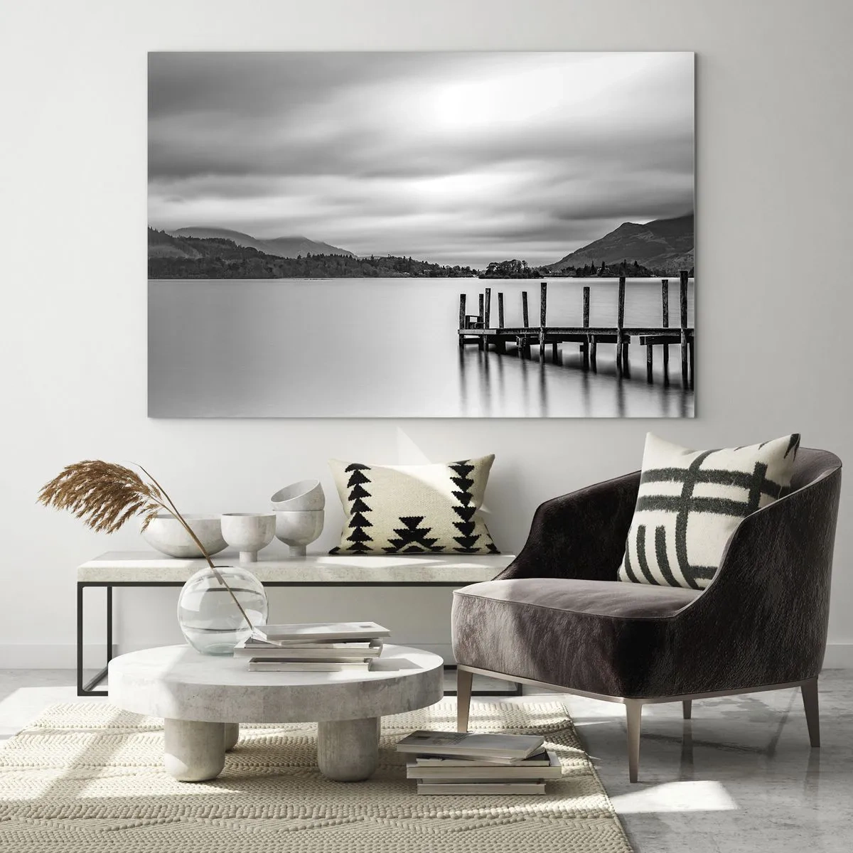 Tablou pe sticlă - Peisaj alb-negru cu un lac și un dig de lemn - 70x50cm - Blândețe și putere - Decorațiune modernă pentru perete pentru living și dormitor ARTTOR