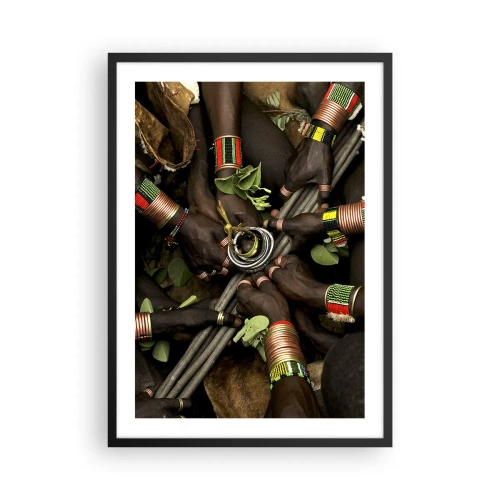 Poster în ramă neagră - Mâini în brățări tradiționale, într-un gest de comunitate - 50x70cm - Împreună - Decorațiune modernă pentru perete pentru living și dormitor ARTTOR