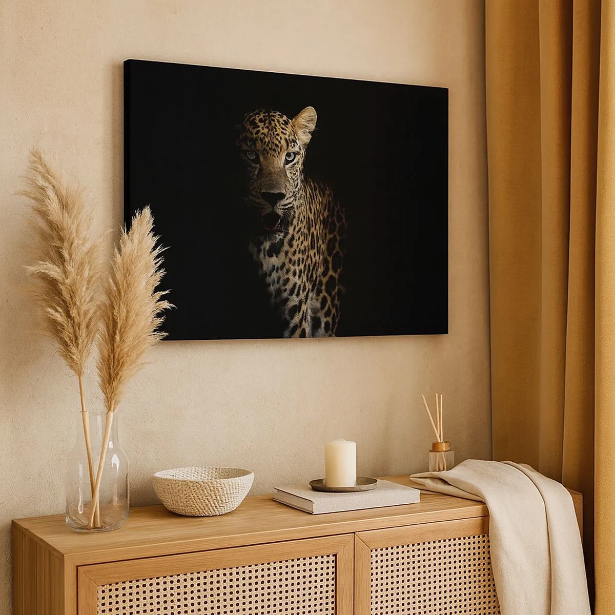 Tablou pe pânză Canvas - Un leopard pe un fundal întunecat cu o privire intensă - 70x50cm - Frumusețe întunecată - Decorațiune modernă pentru perete pentru living și dormitor ARTTOR