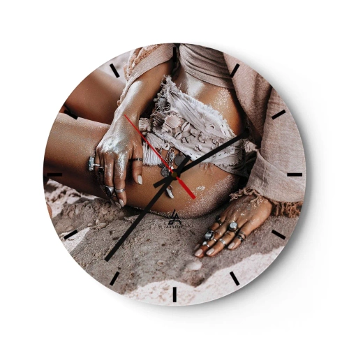 Ceas de perete - Ceas pe sticlă - Stil feminin boho cu bijuterii și nisip pe piele - 30x30cm - Aruncată de valuri? - Decorațiune modernă pentru perete pentru living, bucătărie și dormitor ARTTOR