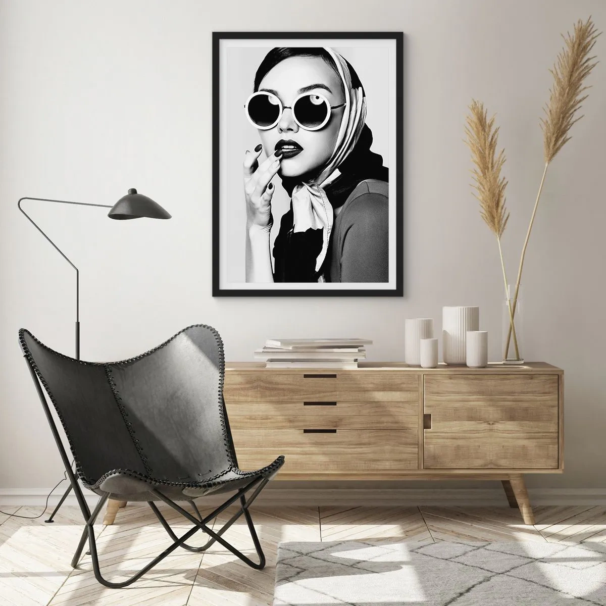 Poster în ramă neagră - Portretul unei femei purtând ochelari de soare și o eșarfă - 50x70cm - Salutări din anii `60. - Decorațiune modernă pentru perete pentru living și dormitor ARTTOR
