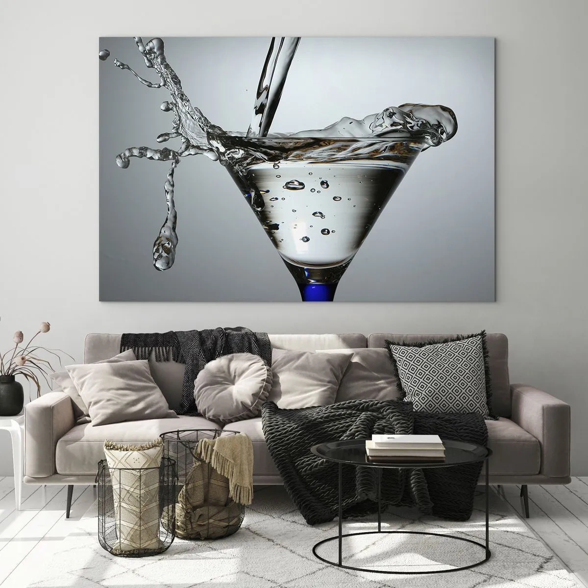 Tablou pe sticlă - Lichid într-un pahar de martini stropind pe un fundal gri - 70x50cm - La marginea paharului - Decorațiune modernă pentru perete pentru living și dormitor ARTTOR