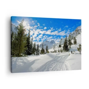 Tablou pe pânză Canvas - Peisaj montan de iarnă cu o pădure și o potecă în zăpadă - 70x50cm - În zăpadă și soare - Decorațiune modernă pentru perete pentru living și dormitor ARTTOR