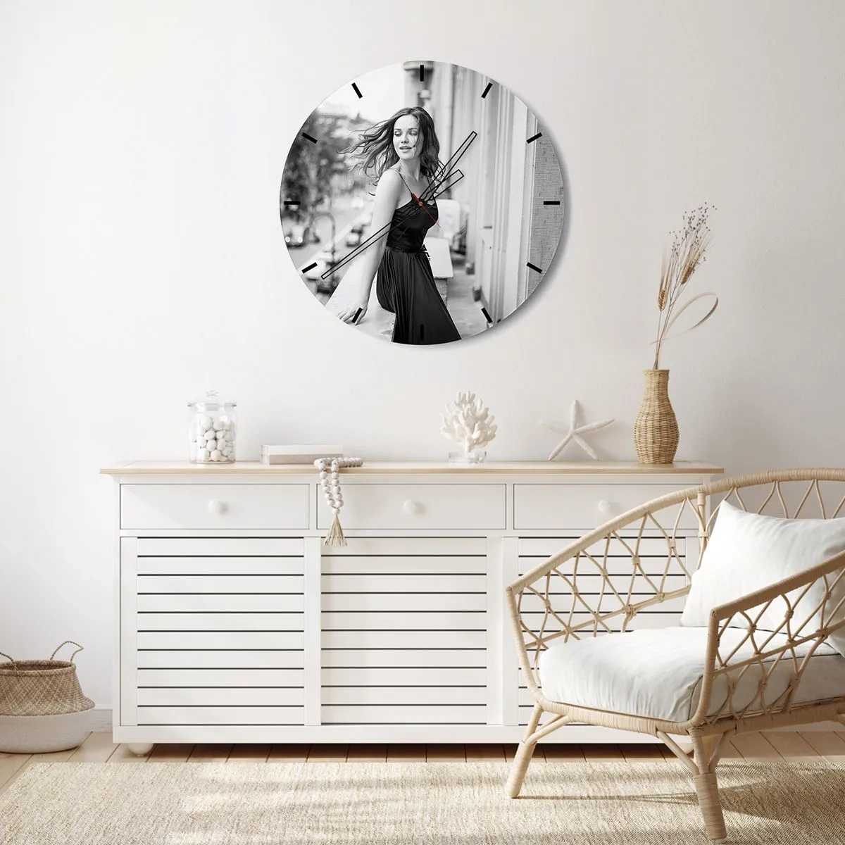 Ceas de perete - Ceas pe sticlă - Muguri de Protea cu frunze albastru-verzui pe fundal alb - 30x30cm - Cu siguranță e o fată pariziană - Decorațiune modernă pentru perete pentru living, bucătărie și dormitor ARTTOR