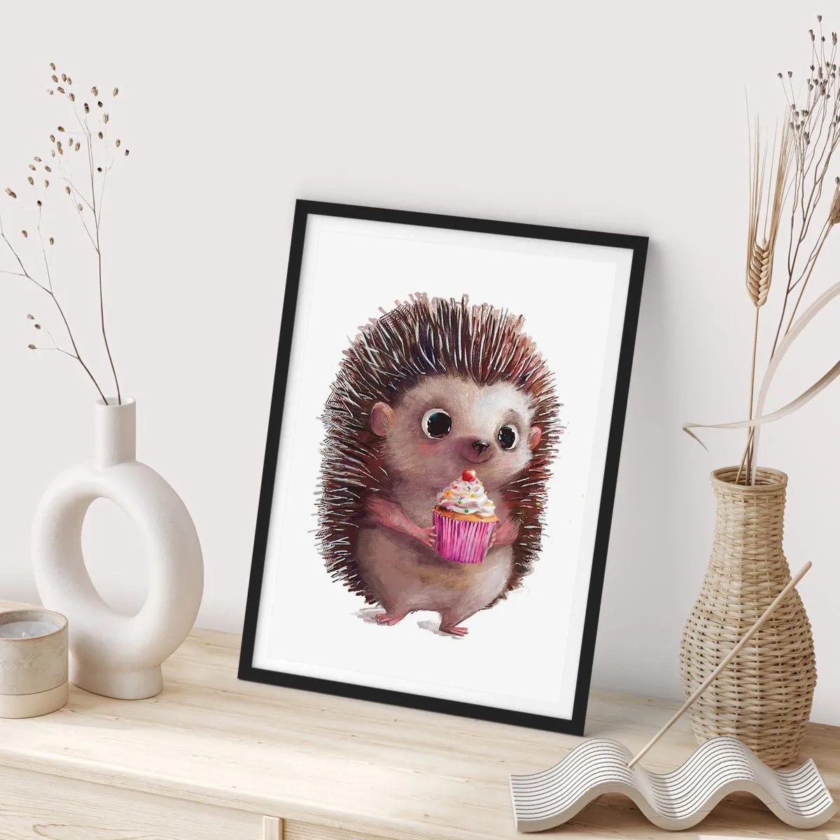 Poster în ramă neagră - Un arici drăguț care ține o brioșă colorată - 50x70cm - Fiecare zi este o sărbătoare - Decorațiune modernă pentru perete pentru living și dormitor ARTTOR