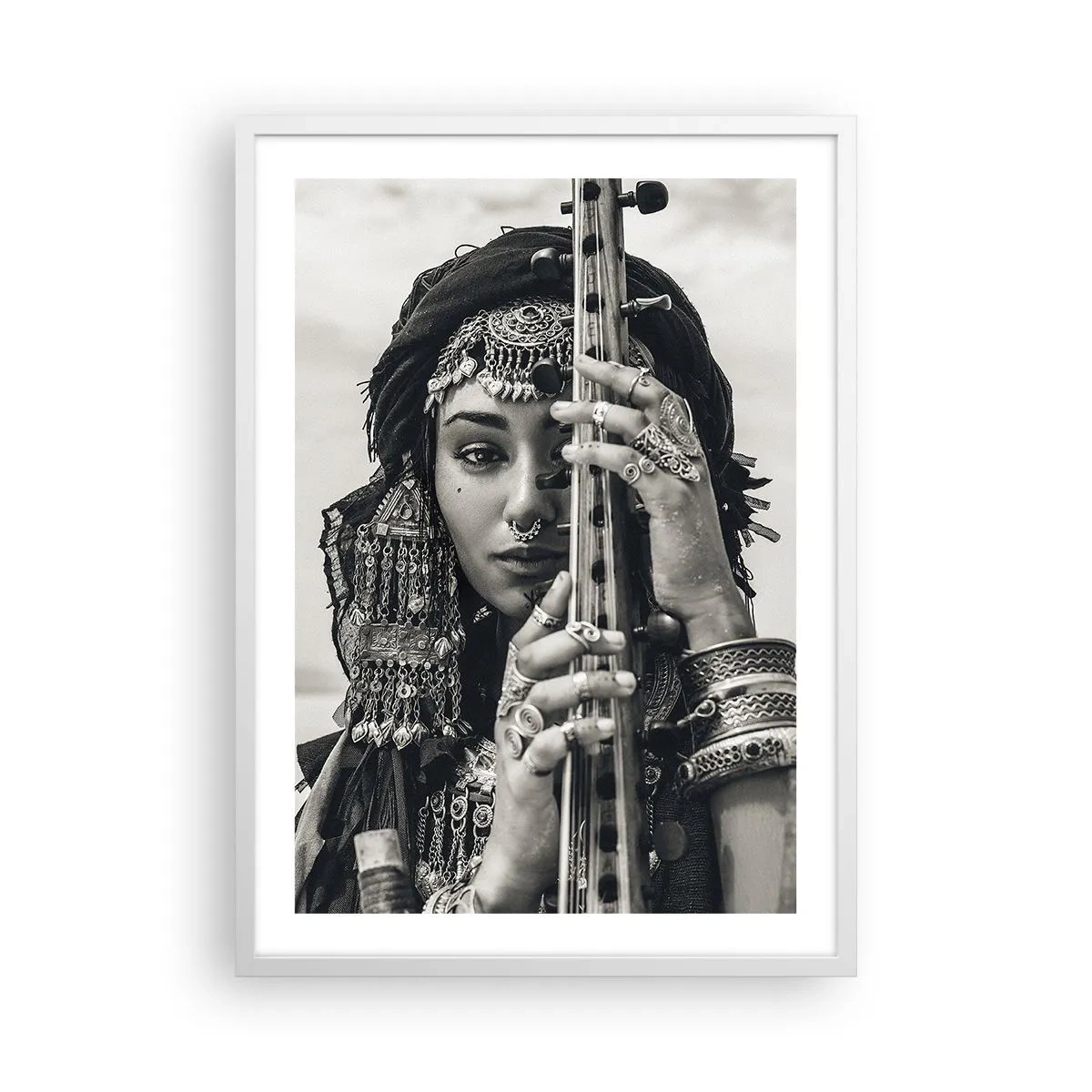 Poster în ramă albă - Muzica orientală în sine - 50x70 cm