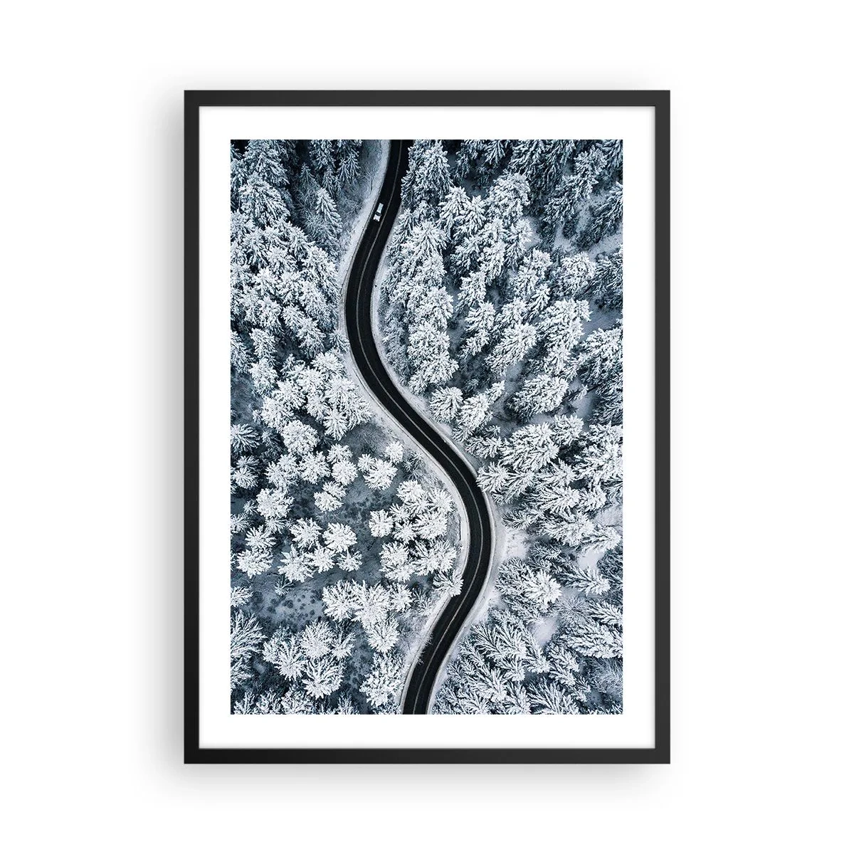 Poster în ramă neagră - Un drum pitoresc printre copaci acoperiți de zăpadă, din vedere de pasăre - 50x70cm - Prin pădurea de iarnă - Decorațiune modernă pentru perete pentru living și dormitor ARTTOR