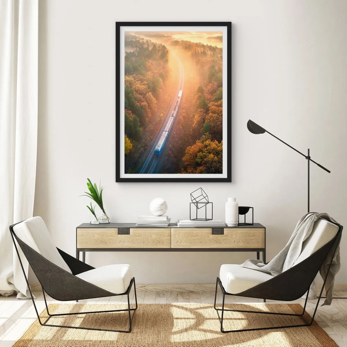 Poster în ramă neagră - Un tren care călătorește printr-o pădure de toamnă în razele soarelui care răsare - 50x70cm - Călătorie de toamnă - Decorațiune modernă pentru perete pentru living și dormitor ARTTOR
