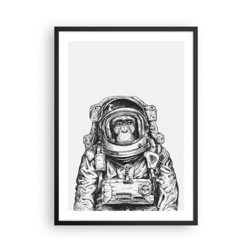 Poster în ramă neagră - O maimuță într-un costum spațial pe un fundal alb - 50x70cm - Evoluție alternativă - Decorațiune modernă pentru perete pentru living și dormitor ARTTOR