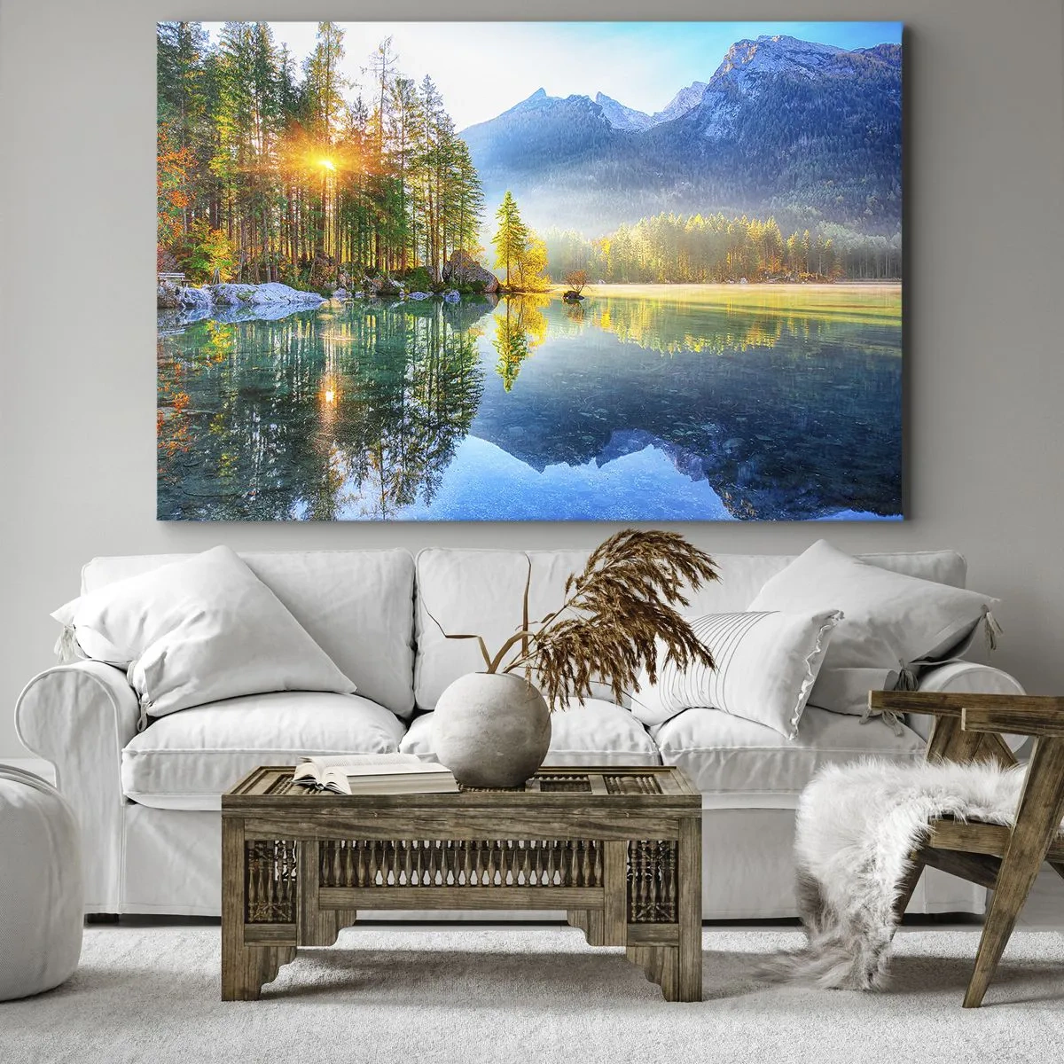 Tablou pe pânză Canvas - Un lac înconjurat de munți și păduri în razele soarelui - 70x50cm - Maiestate și dulceață - Decorațiune modernă pentru perete pentru living și dormitor ARTTOR