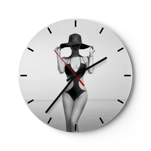 Ceas de perete - Ceas pe sticlă - O femeie într-un costum de baie negru și o pălărie pe fundalul mării - 30x30cm - Numele meu este: Eleganța - Decorațiune modernă pentru perete pentru living, bucătărie și dormitor ARTTOR