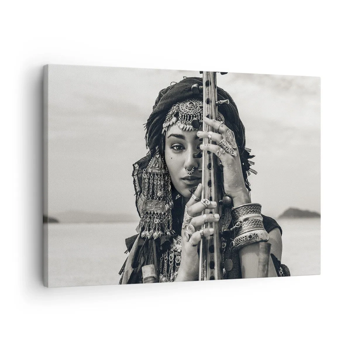Tablou pe pânză Canvas - Portretul unei femei în bijuterii etnice care ține un instrument în mână - 70x50cm - Muzica orientală în sine - Decorațiune modernă pentru perete pentru living și dormitor ARTTOR