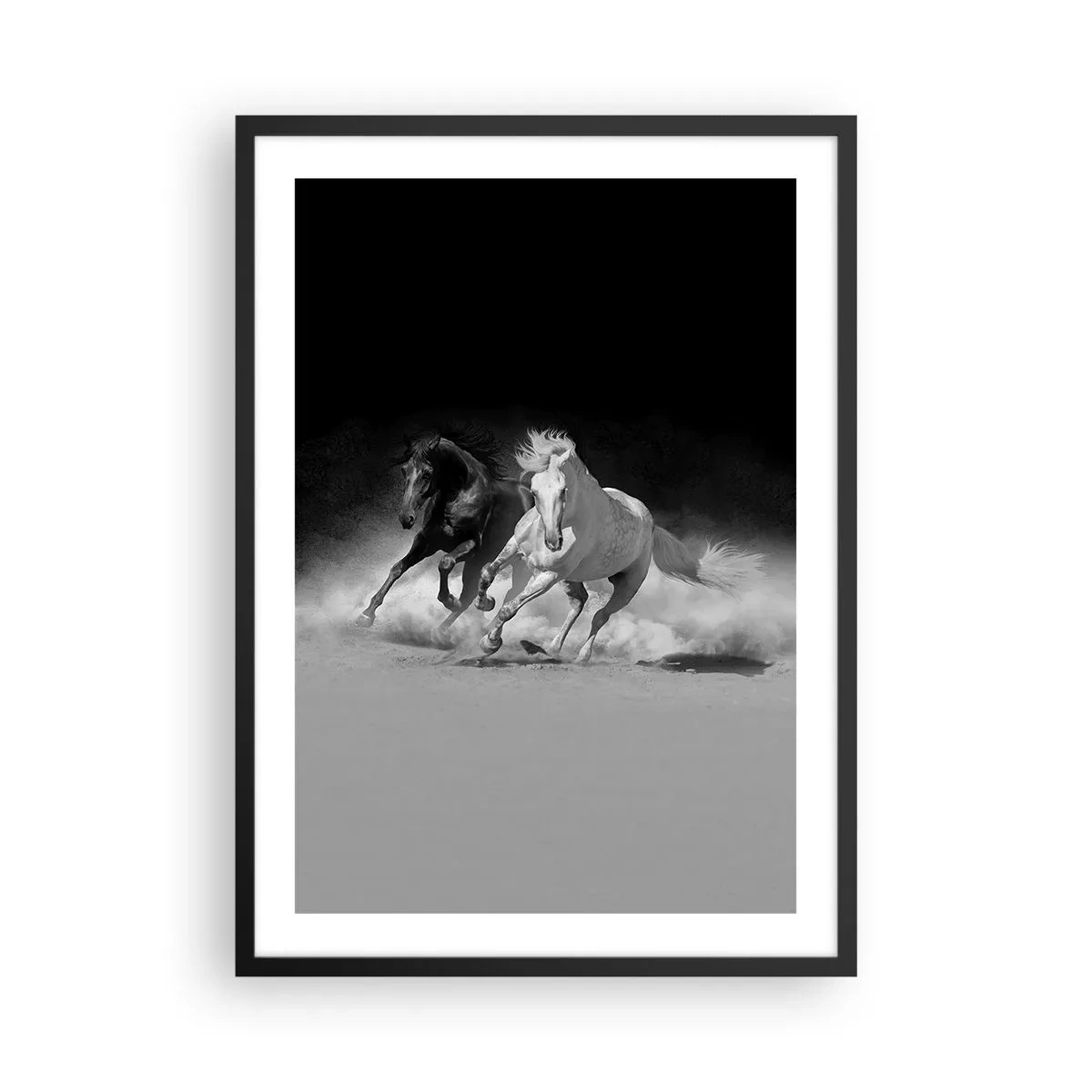 Poster în ramă neagră - Cai galopând pe un fundal monocromatic - 50x70cm - Galopul libertății - Decorațiune modernă pentru perete pentru living și dormitor ARTTOR