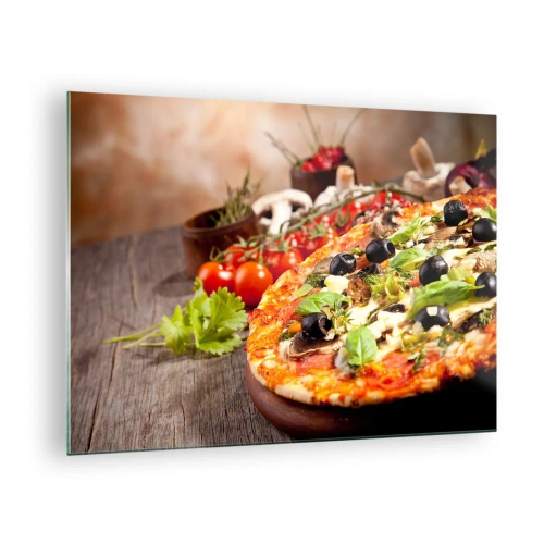Tablou pe sticlă - Pizza cu măsline, ciuperci și ierburi proaspete pe o masă de lemn - 70x50cm - Din ingredient teluric - Decorațiune modernă pentru perete pentru living și dormitor ARTTOR
