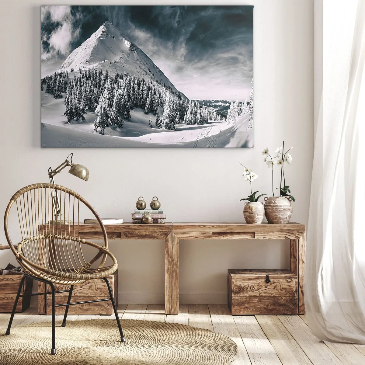 Tablou pe pânză Canvas - Un vârf de munte acoperit de zăpadă, înconjurat de o pădure de iarnă - 70x50cm - Țara zăpezii și a gheții - Decorațiune modernă pentru perete pentru living și dormitor ARTTOR