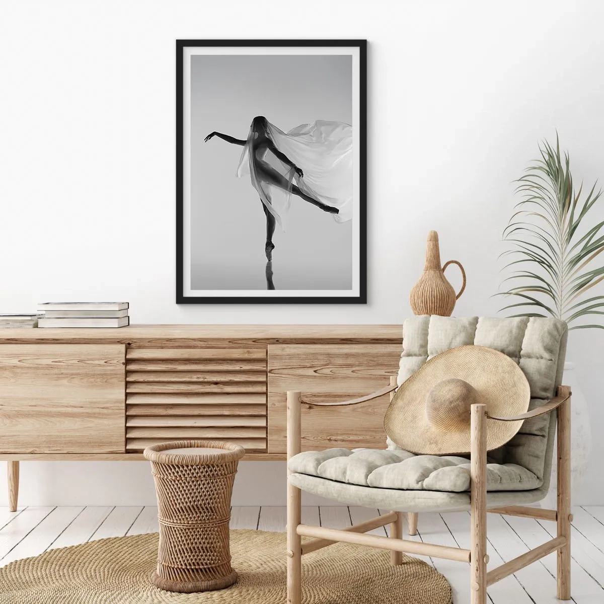 Poster în ramă neagră - O dansatoare într-un voal aerisit într-o compoziție alb-negru - 50x70cm - Lejeritate și grație - Decorațiune modernă pentru perete pentru living și dormitor ARTTOR