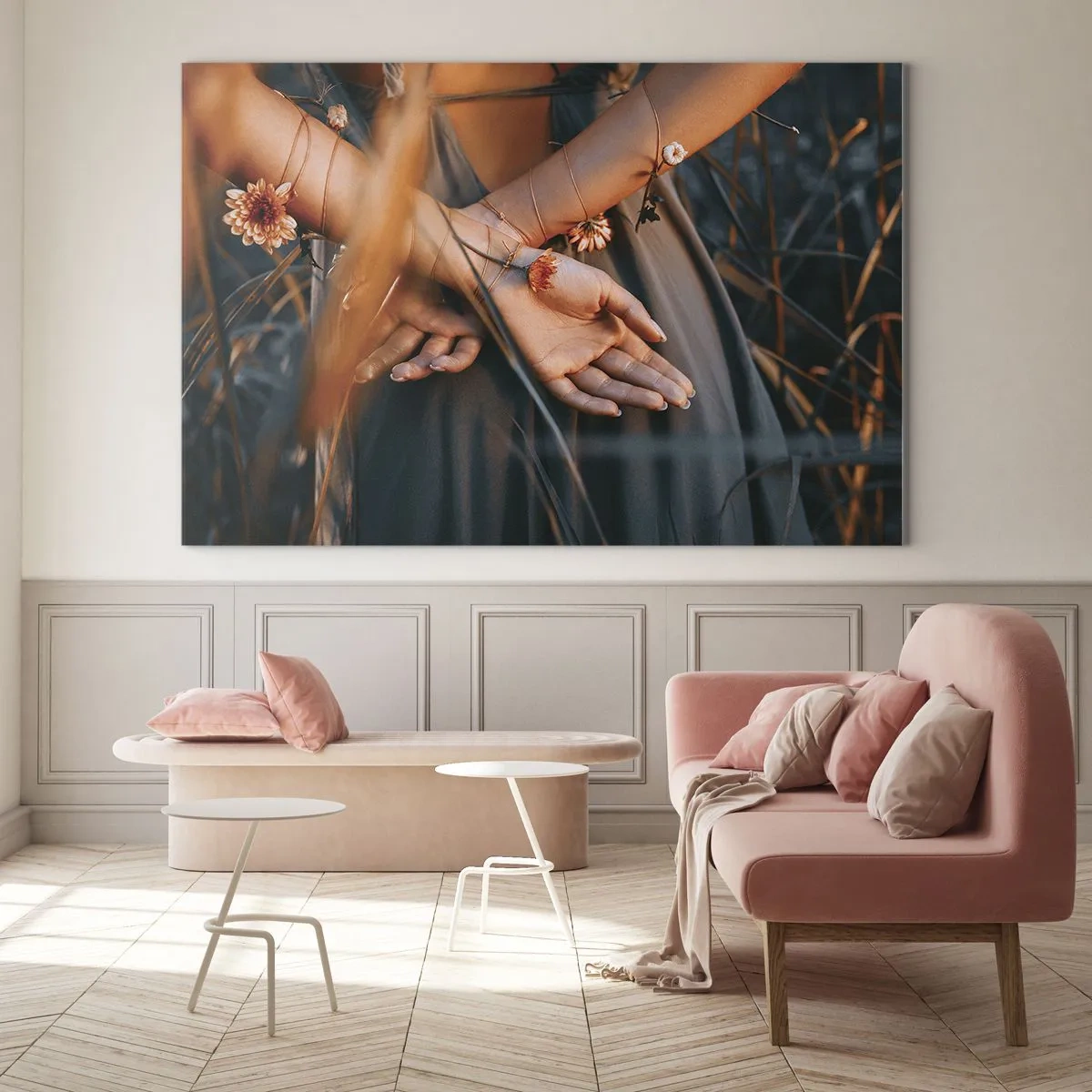 Tablou pe sticlă - Prim-plan cu mâinile împreunate ale unei femei cu flori pe un fundal ierbos - 70x50cm - Legată de natură - Decorațiune modernă pentru perete pentru living și dormitor ARTTOR