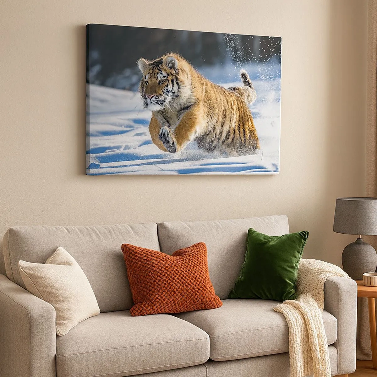 Tablou pe pânză Canvas - Un tigru siberian alergând într-un peisaj înzăpezit - 70x50cm - Zeu al taigalei siberiene - Decorațiune modernă pentru perete pentru living și dormitor ARTTOR