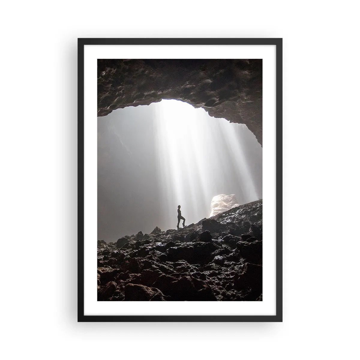 Poster în ramă neagră - figură într-o peșteră iluminată de raze de lumină - 50x70cm - Grota luminoasă - Decorațiune modernă pentru perete pentru living și dormitor ARTTOR
