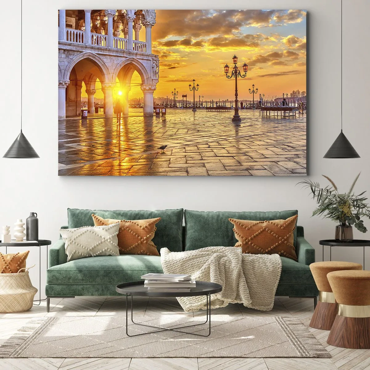 Tablou pe pânză Canvas - Apus de soare auriu în piața orașului cu arcade și felinare - 70x50cm - Unde este toată lumea? - Decorațiune modernă pentru perete pentru living și dormitor ARTTOR