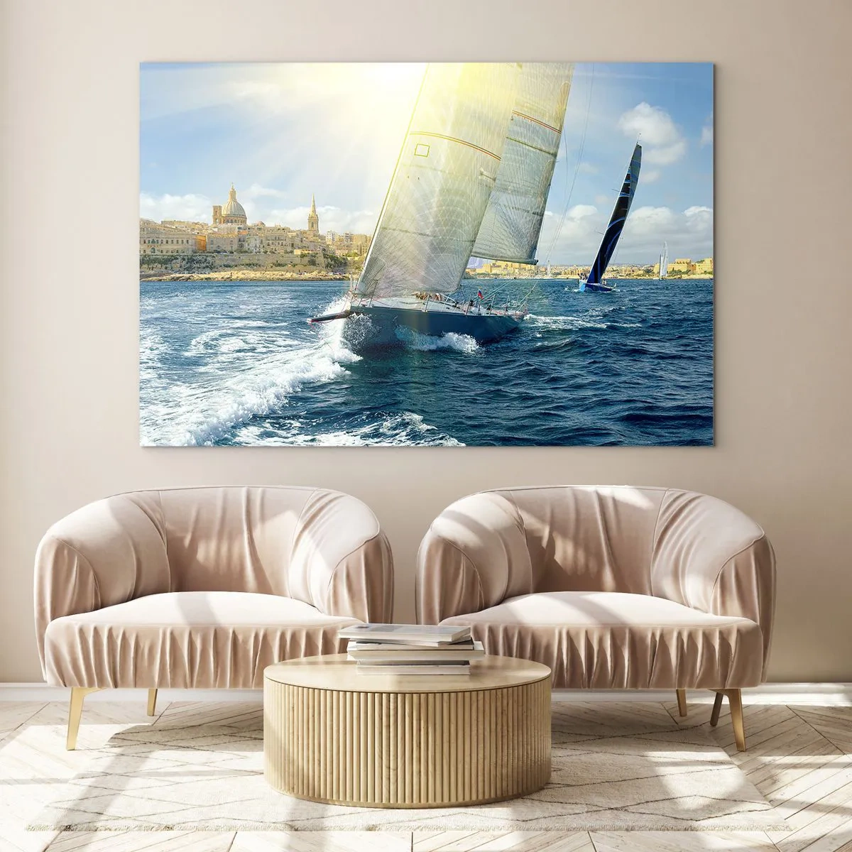 Tablou pe sticlă - Un iaht navigând pe fundalul unui oraș într-o zi însorită - 70x50cm - E timpul să părăsim orașul - Decorațiune modernă pentru perete pentru living și dormitor ARTTOR