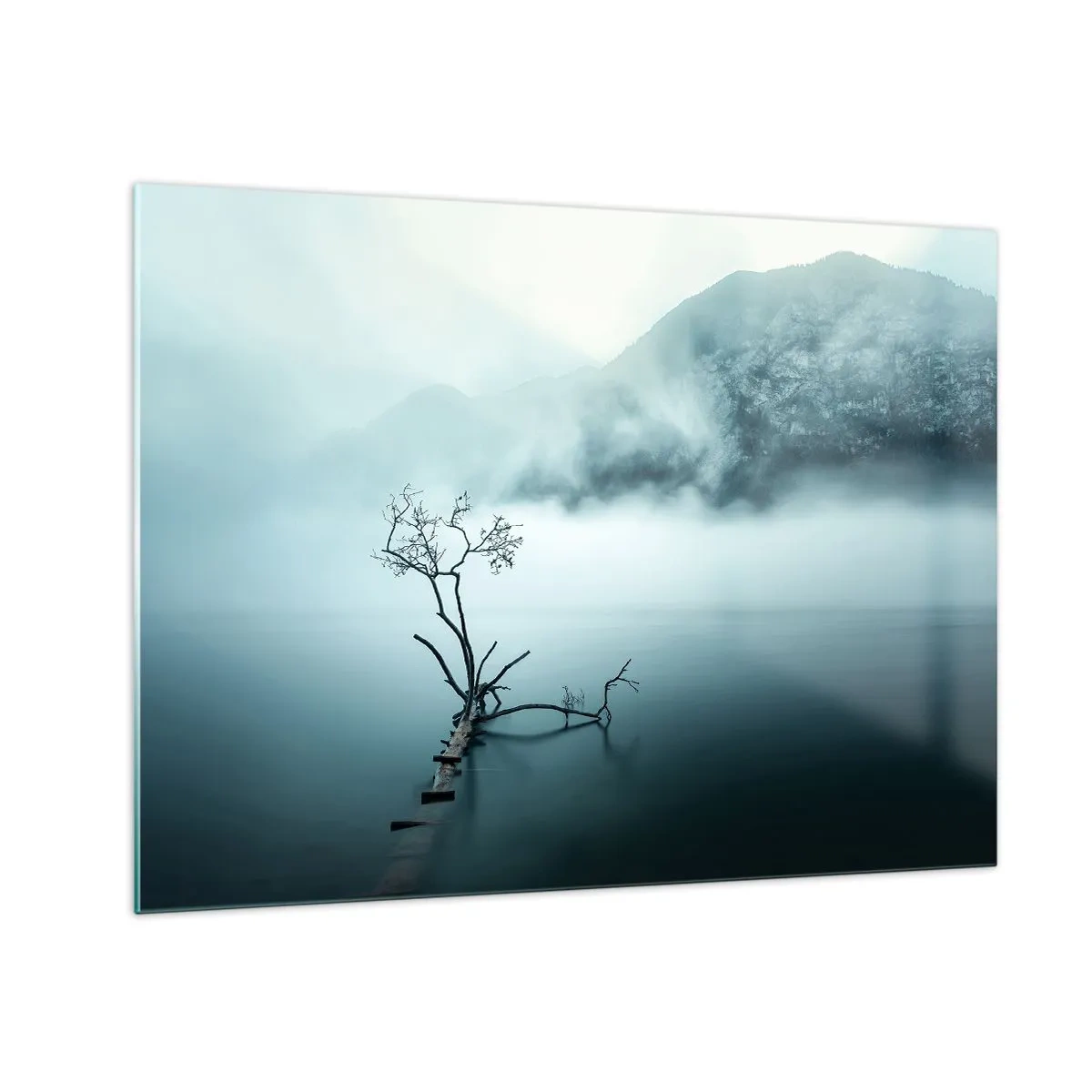 Tablou pe sticlă - Un copac singuratic pe fundalul munților învăluiți în ceață deasupra apei - 70x50cm - Din apă și ceață - Decorațiune modernă pentru perete pentru living și dormitor ARTTOR
