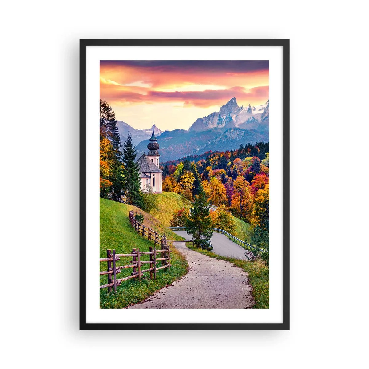 Poster în ramă neagră - Capelă de munte printre copacii de toamnă la apus - 50x70cm - Un peisaj ca o pictură - Decorațiune modernă pentru perete pentru living și dormitor ARTTOR