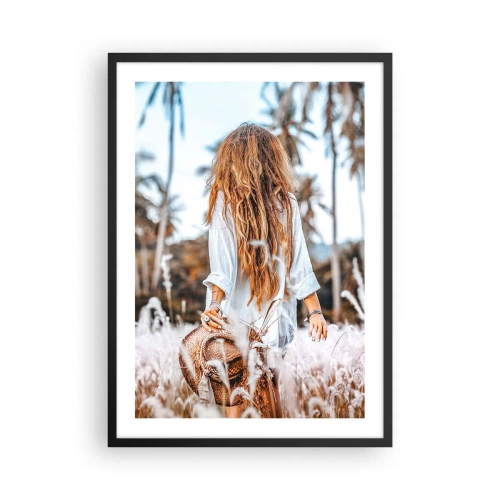 Poster în ramă neagră - O femeie în cămașă albă se plimbă printre palmieri - 50x70cm - Născută din puful de iarbă - Decorațiune modernă pentru perete pentru living și dormitor ARTTOR