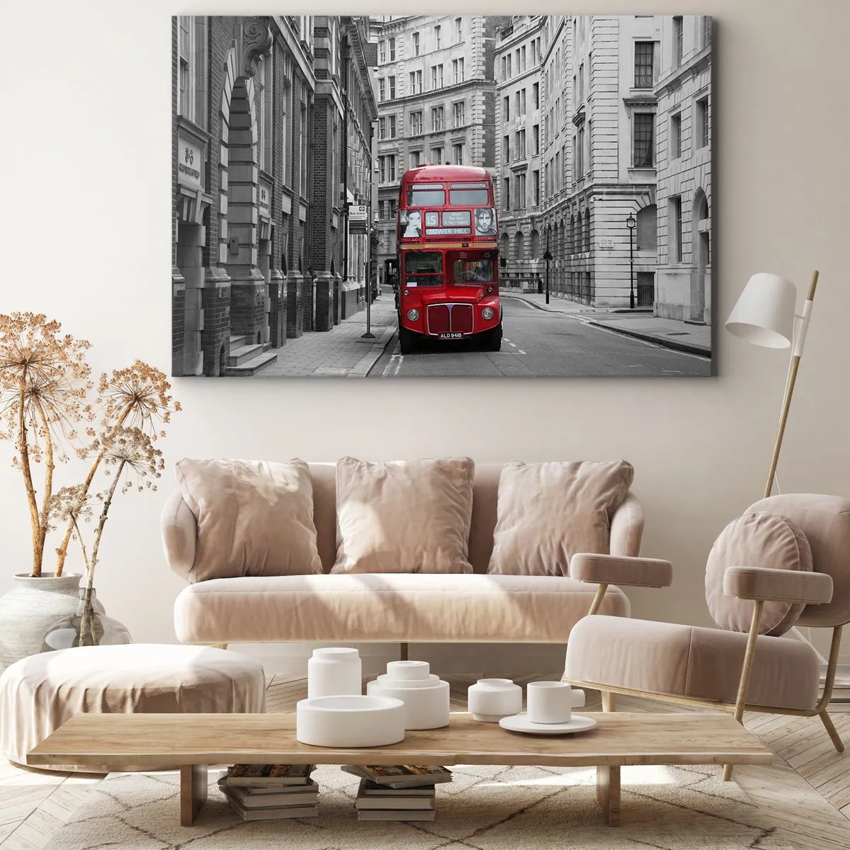 Tablou pe pânză Canvas - Un autobuz roșu pe un fundal de clădiri urbane alb-negru. - 70x50cm - Viața de zi cu zi nu trebuie să fie gri - Decorațiune modernă pentru perete pentru living și dormitor ARTTOR