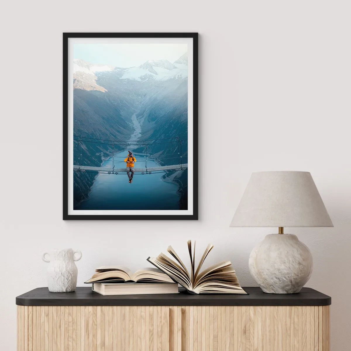 Poster în ramă neagră - O persoană într-o jachetă galbenă așezată pe un pod suspendat peste o vale - 50x70cm - Încântat în suspensie - Decorațiune modernă pentru perete pentru living și dormitor ARTTOR