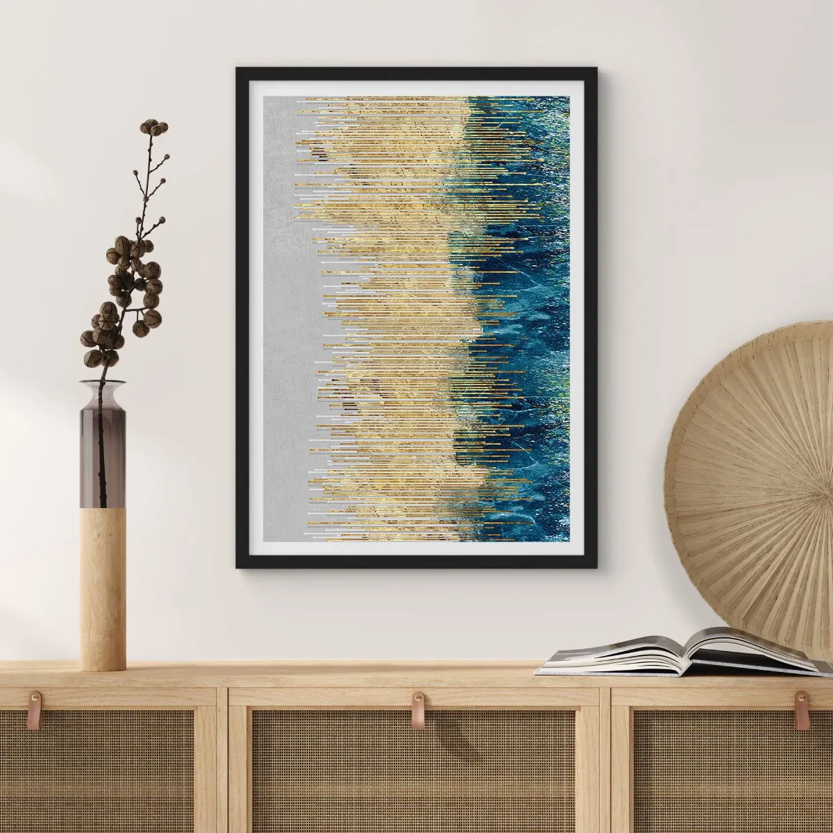 Poster în ramă neagră - O compoziție abstractă inspirată de o plajă aurie și de ocean. - 50x70cm - Granița aurită - Decorațiune modernă pentru perete pentru living și dormitor ARTTOR