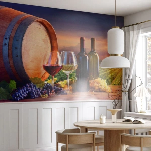 Tapet Standard Eco - Vin, pahare și struguri pe fundalul unei podgorii la apus - 100x70cm - Aici viața are un gust - Decorațiune modernă pentru perete pentru living și dormitor ARTTOR