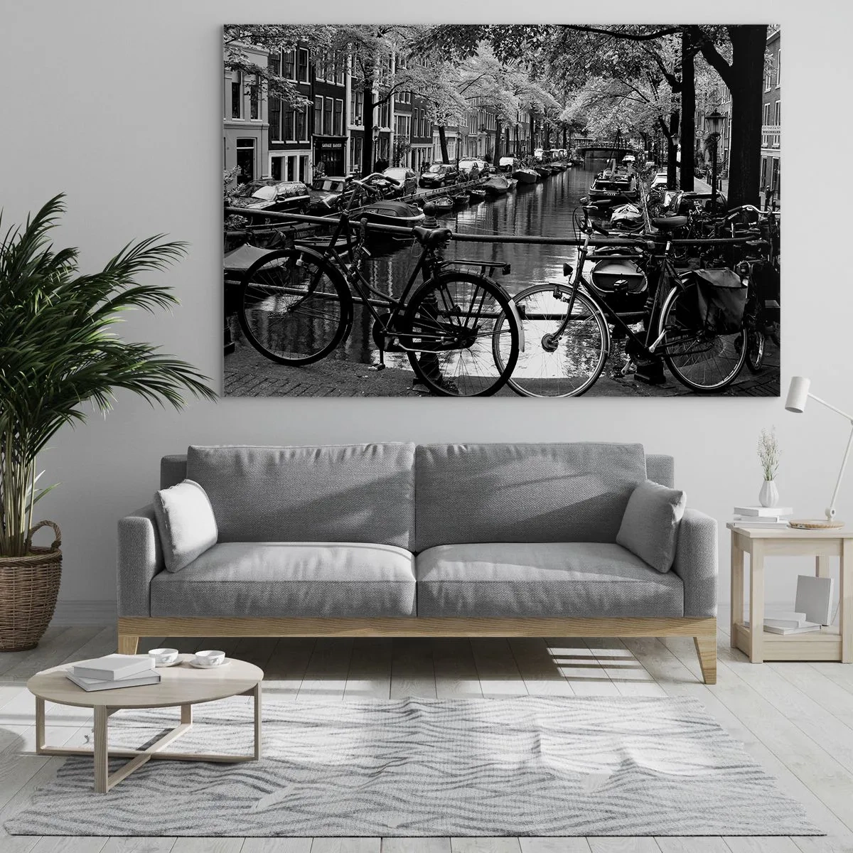 Tablou pe sticlă - Vedere alb-negru a unui canal cu biciclete și bărci - 70x50cm - O perspectivă foarte olandeză - Decorațiune modernă pentru perete pentru living și dormitor ARTTOR