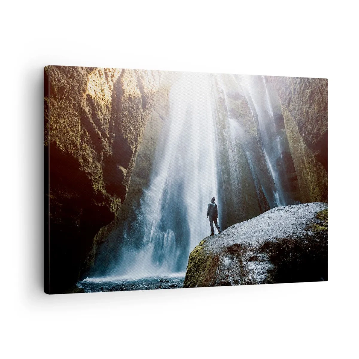 Tablou pe pânză Canvas - O figură pe fundalul unei cascade maiestuoase într-un defileu stâncos - 70x50cm - Restabilirea proporțiilor - Decorațiune modernă pentru perete pentru living și dormitor ARTTOR
