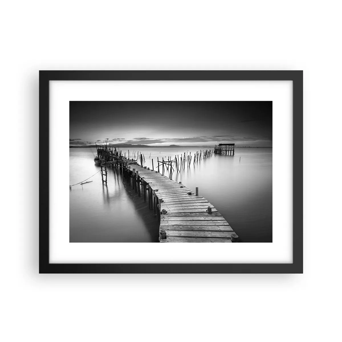 Poster în ramă neagră - Liniștea unui țărm uitat - 40x30 cm