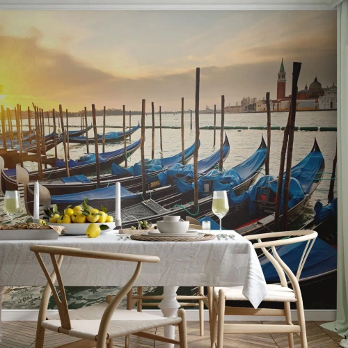 Tapet Standard Eco - Gondole în Veneția la apus - 100x70cm - Înainte de a începe agitația - Decorațiune modernă pentru perete pentru living și dormitor ARTTOR