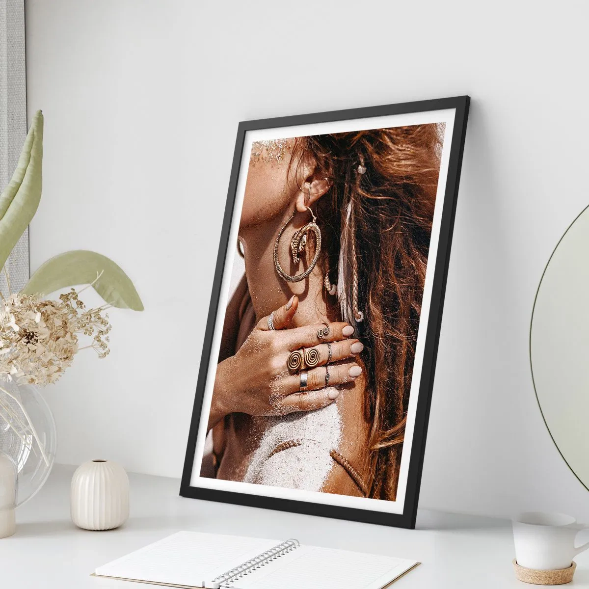 Poster în ramă neagră - Regina plajei sălbatice - 70x100 cm