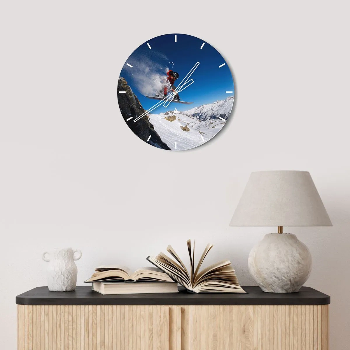 Ceas de perete - Ceas pe sticlă - Un snowboarder execută o săritură pe un peisaj montan. - 30x30cm - Și ai devenit parte din spațiul - Decorațiune modernă pentru perete pentru living, bucătărie și dormitor ARTTOR