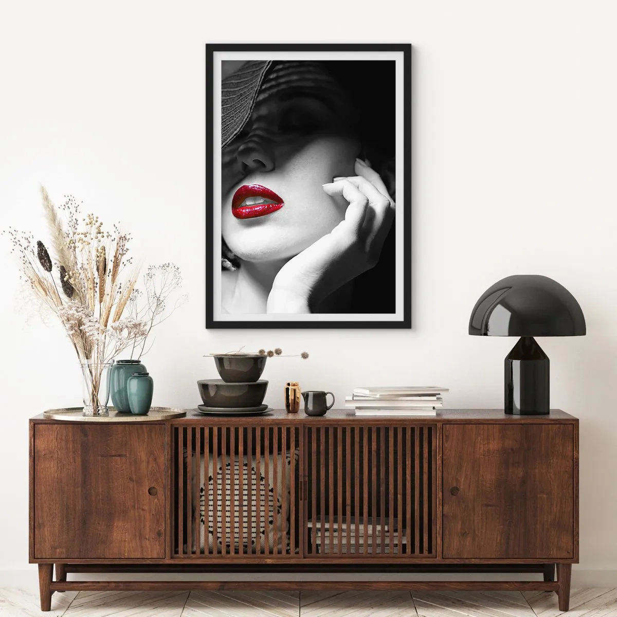 Poster în ramă neagră - Portretul unei femei cu o pălărie și buze roșii - 50x70cm - Studiu în stacojiu - Decorațiune modernă pentru perete pentru living și dormitor ARTTOR