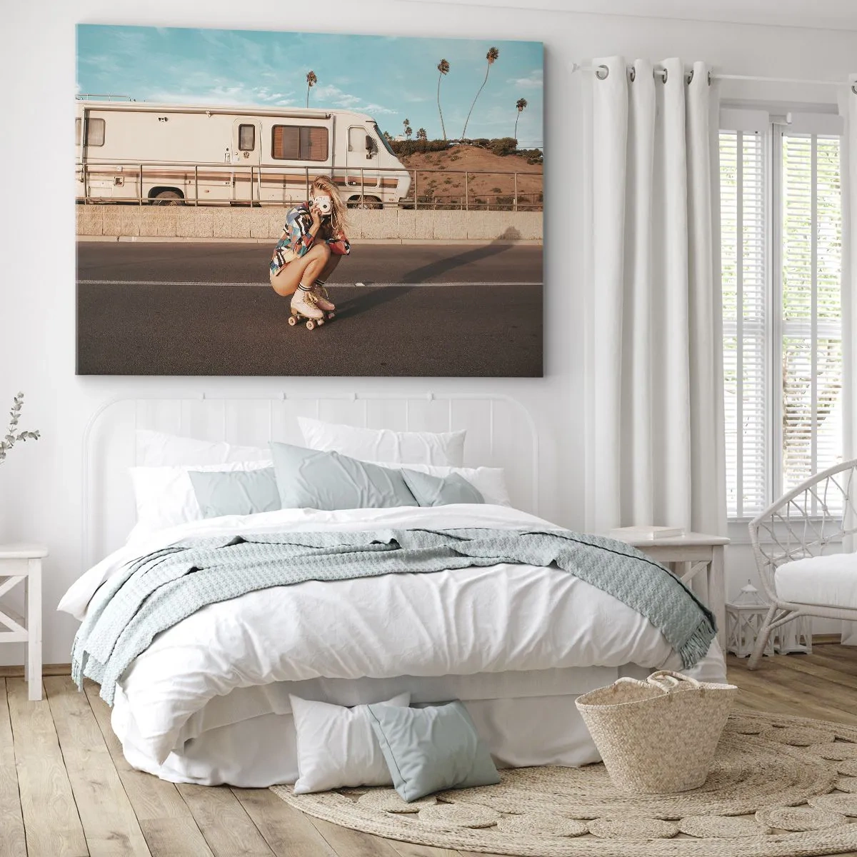 Tablou pe pânză Canvas - O fată pe role face o fotografie într-o zi însorită. - 70x50cm - Zâmbiți, vă rog! - Decorațiune modernă pentru perete pentru living și dormitor ARTTOR