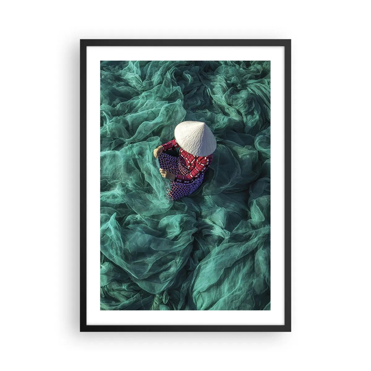 Poster în ramă neagră - O persoană purtând o pălărie printre plase de pescuit verzi - 50x70cm - Într-o mare de rețea - Decorațiune modernă pentru perete pentru living și dormitor ARTTOR